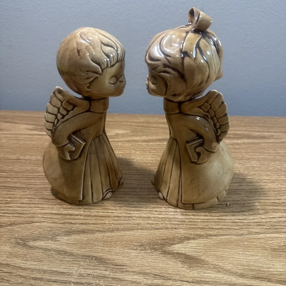 VTG 2 Kissing Boy & Girl Angels Glazed Ceramic Handcrafted Figurine Decor Whimsy
